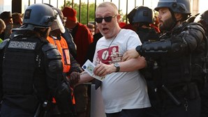 Bilhetes falsos, cargas policiais e gás lacrimogénio: Os detalhes de uma noite 'quente' de Champions em França
