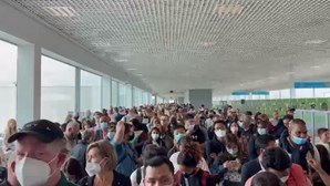 Vídeo mostra caos no aeroporto de Lisboa com centenas de pessoas no controlo de passageiros