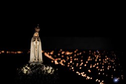 Imagem de Nossa Senhora de Fátima durante Procissão das Velas
