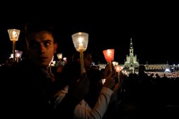 Milhares de peregrinos encheram o Santuário de Fátima para assistir à passagem da imagem de Nossa Senhora de Fátima