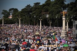 Fé e emoção: Milhares voltam a encher o Santuário de Fátima no 13 de Maio