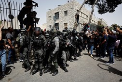 As forças de segurança israelitas presentes no local, antes mesmo do início do funeral