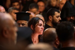 Uma mulher em lágrimas durante o funeral