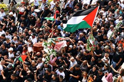 Familiares, amigos e manifestantes no funeral da jornalista palestiniana Shireen Abu Akleh, em Jerusarém.