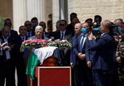 O Presidente palestiniano, Mahmoud Abbas, despede-se da jornalista da Al Jazeera, que foi morta durante uma rusga israelita