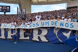 Adeptos homenageiam Igor Silva durante o jogo do FC Porto contra o Estoril