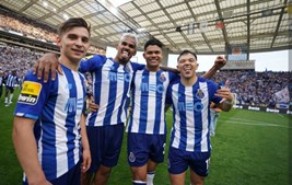 Jogadores celebram título no relvado do Estádio do Dragão