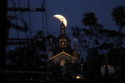 “Lua de Sangue” iluminou os céus no primeiro eclipse lunar do ano