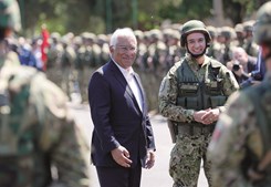 Primeiro-ministro confraternizou com os militares portugueses  que se encontram em missão na Roménia   