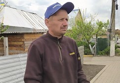 Aleksei Doubush está a reconstruir a sua casa em Gorenka 