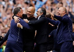 Pep Guardiola festeja com a equipa técnica