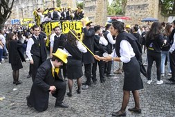 Estudantes universitários participam no cortejo académico da Queima das Fitas, em Coimbra