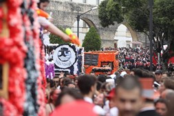 Estudantes universitários participam no cortejo académico da Queima das Fitas, em Coimbra