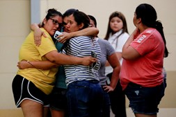 Dor e emoção após várias crianças terem morrido em massacre em escola no Texas