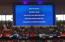 Ecrãs dentro do Stade de France avisaram para atrasos