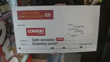 Sara Santos entregou um prémio do ‘Café Vencedor’ em Caminha