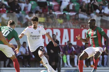 Gil Dias conduz uma jogada de ataque do Benfica