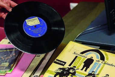 Biblioteca Municipal de Coimbra vai colocar à disposição a sua coleção de discos em vinil, que podem ser ouvidos mediante marcação