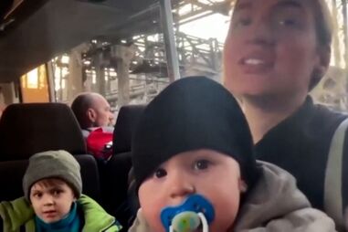 Civis retirados da fábrica da Azovstal em Mariupol