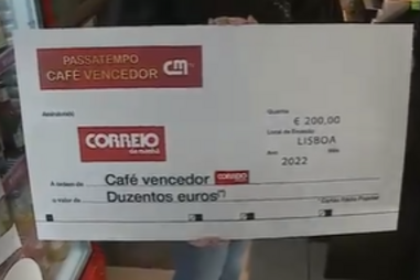 Sara Santos entregou um prémio do ‘Café Vencedor’ em Caminha