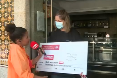 Sara Santos distribui prémio do passatempo "Café Vencedor" em Celorico da Beira 