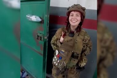 Militar canta êxito da música pop ucraniana dentro da fábrica da Azovstal