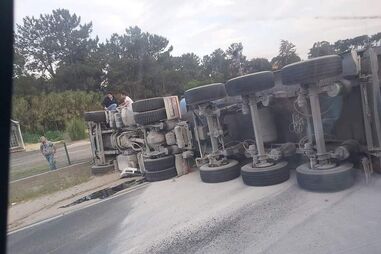 Quatro feridos em colisão entre camião e dois carros na estrada para Sesimbra