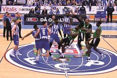 Jogadores das duas equipas envolveram-se fisicamente