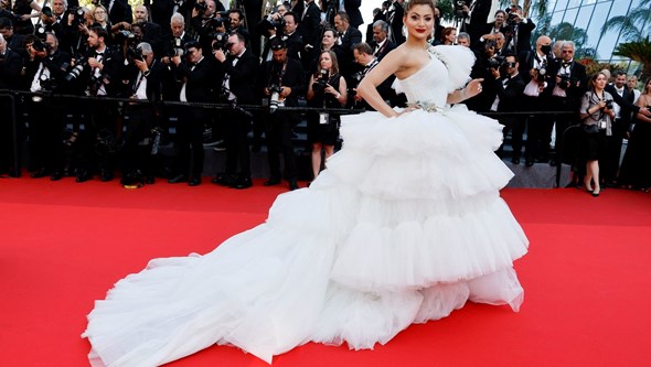 Tules, brilhantes e Zelensky: As melhores imagens da cerimónia de abertura do Festival de Cannes