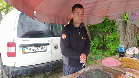 Vendedor ambulante ucraniano admite que "é muito difícil manter o negócio”