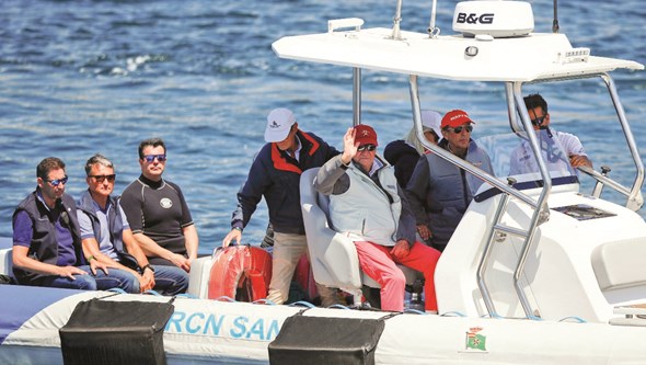 Juan Carlos mostra-se debilitado em prova de barcos à vela
