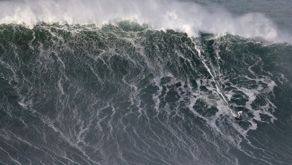 Sebastian Steudtner é o novo recordista da maior onda do mundo surfada na Nazaré