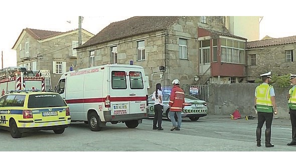Colisão entre ambulância de carro acaba com morte numa esplanada em Celorico da Beira