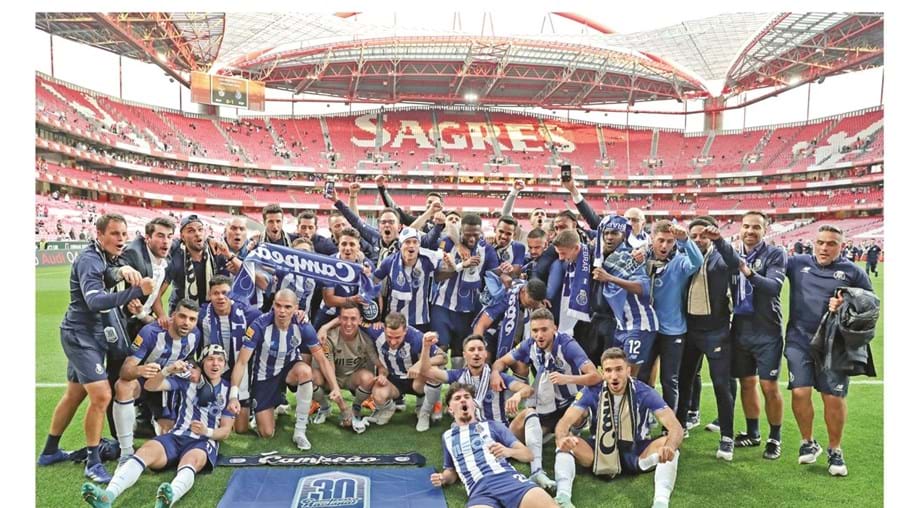 Dragões festejam 30º título da Liga portuguesa no Estádio da Luz.