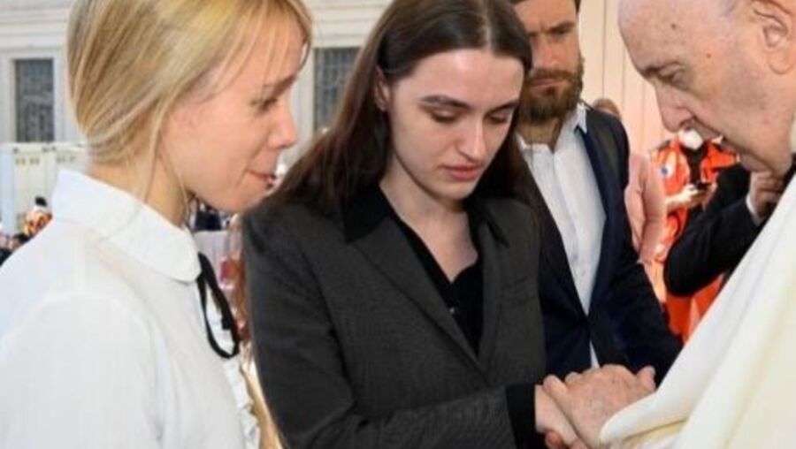 Kateryna, Yuliya e o Papa Francisco 
