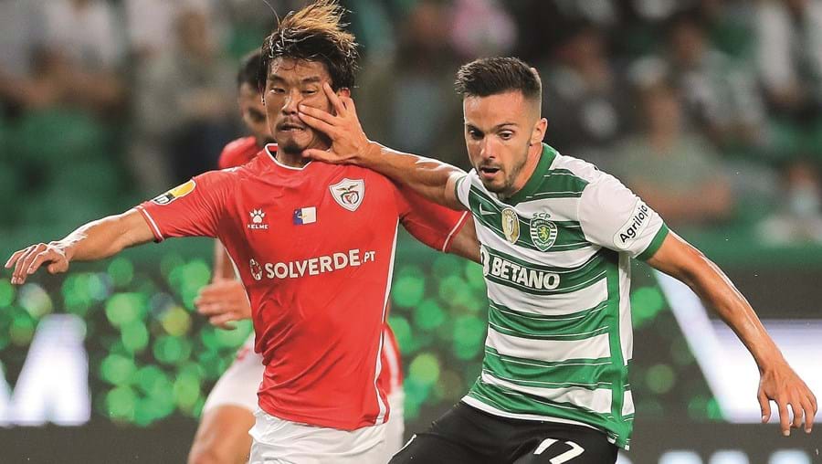Morita em duelo com Sarabia, no jogo Sporting-Santa Clara (4-0) da última jornada do campeonato 
