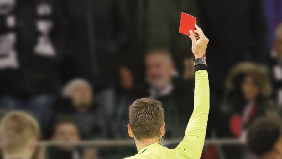 Cartão vermelho da FIFA aos  árbitros  portugueses, que não estarão no Mundial 2022 
