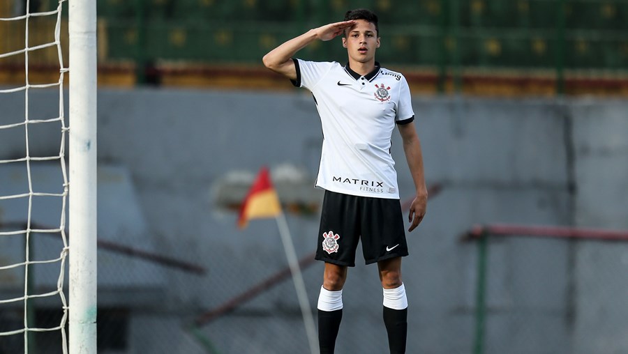 Matheus Araújo é jogador  do Corinthians (treinado por Vítor Pereira)  e tem 20 anos