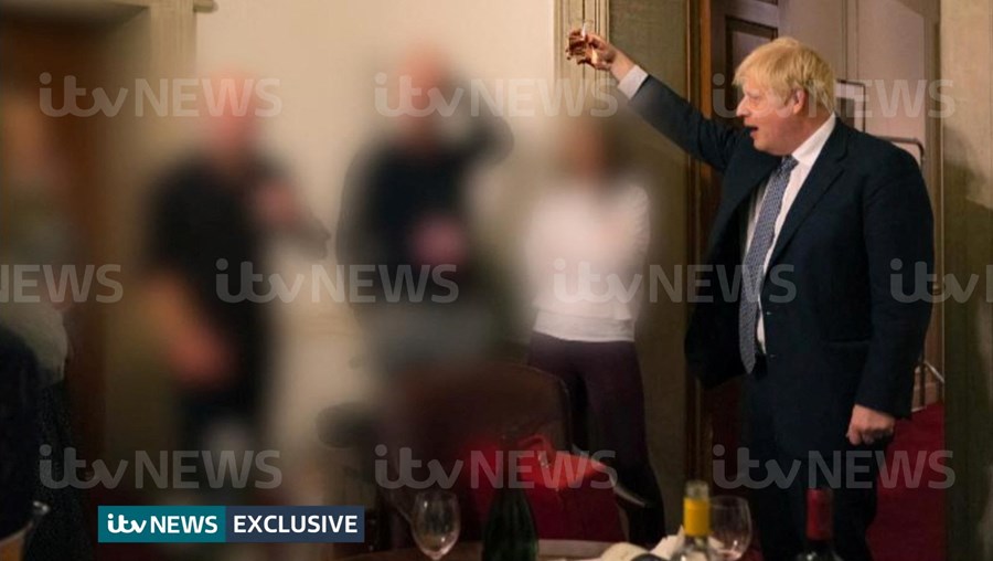 Boris Johnson de copo na mão