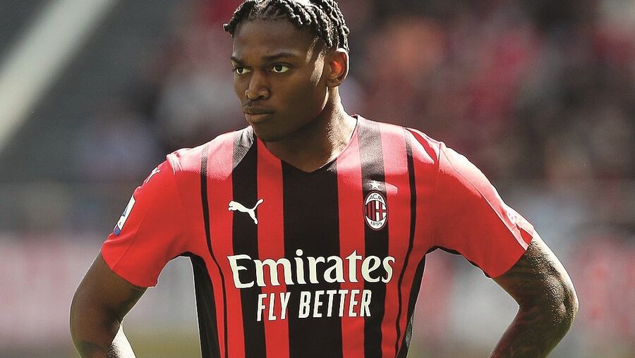 Rafael Leão é jogador do Milan e tem 22 anos