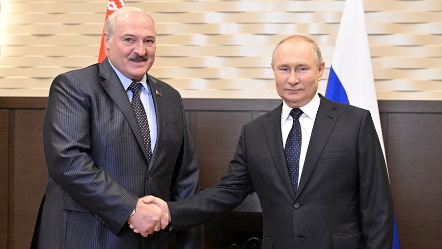 Kremlin divulgou imagens de encontro entre Vladimir Putin e o Presidente da Bielorrússia, Alexander Lukashenko, que ocorreu na estância do Sochi, no mar Negro
