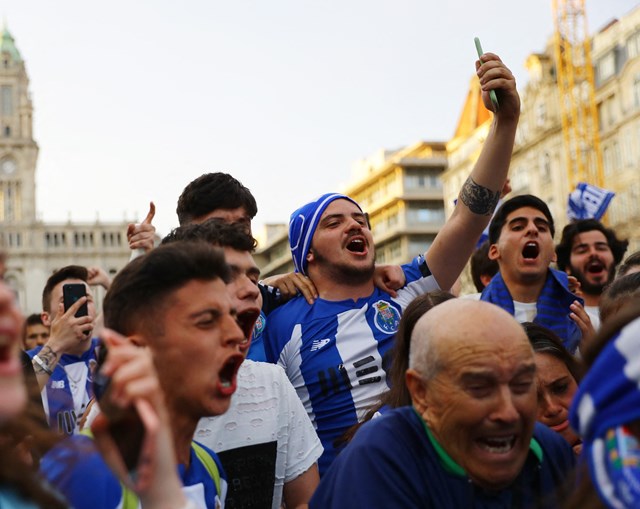 Adeptos do FC Porto festejam título na Avenida dos Aliados