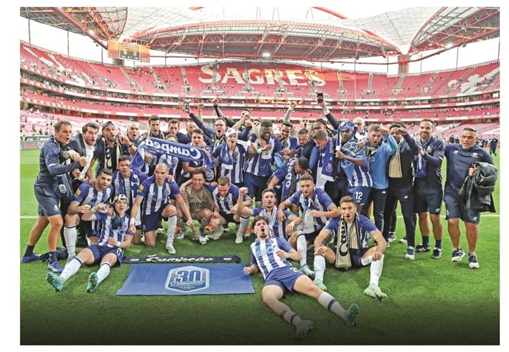 Dragões festejam 30º título da Liga portuguesa no Estádio da Luz.