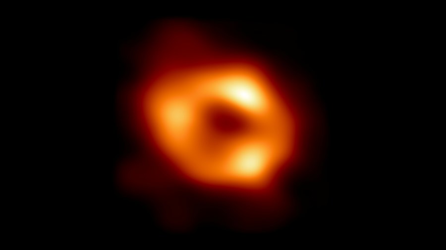 Primeira imagem do buraco negro Sagitário A* no centro da Via Láctea