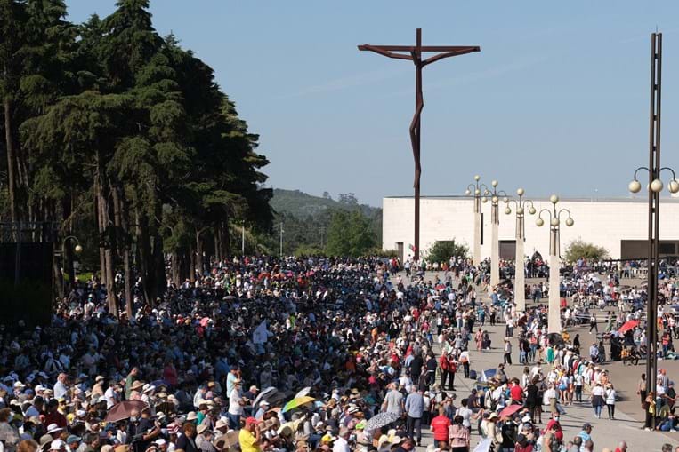 Fé e emoção: Milhares voltam a encher o Santuário de Fátima no 13 de Maio