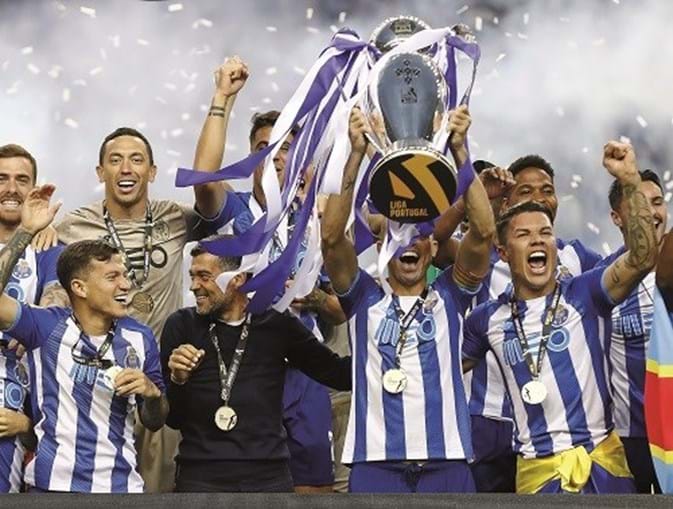 Pepe levanta o troféu de campeão nacional, ao lado de Sérgio Conceição