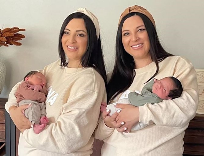 Erin Cheplak e Jill Justiniani com os bebés