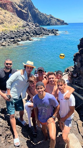 João Félix com um grupo  de amigos  na Madeira