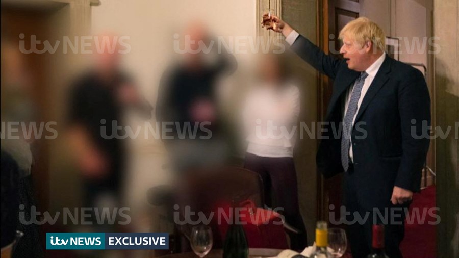 Boris Johnson a fazer um brinde