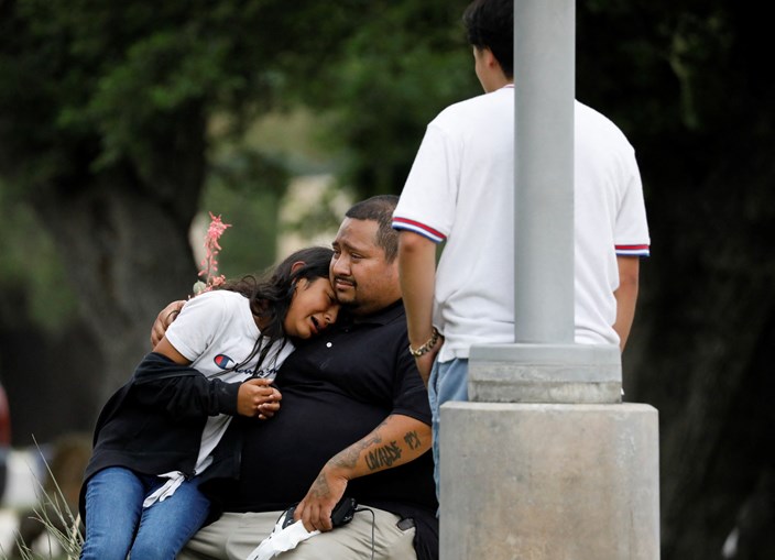 Jovem chora após tiroteio em escola em Uvalde, no Texas, que vitimou 19 crianças e dois adultos
